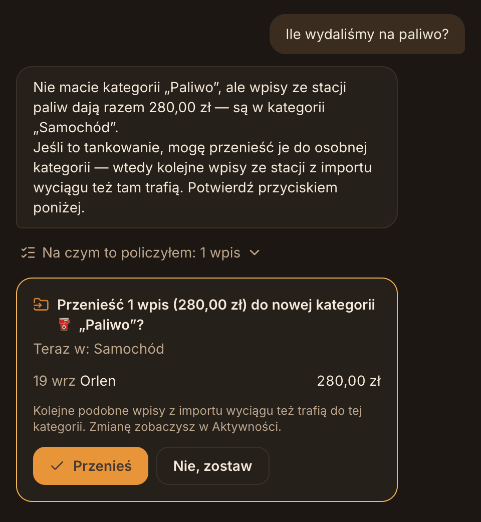 Rozmowa z Asystentem AI: pytanie o wydatki na paliwo, odpowiedź z kwotą i propozycja przeniesienia wpisu do nowej kategorii